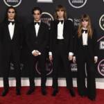 I Maneskin in ‘paPillon’ sul palco degli American Music Award, il senatore leghista: “Complimenti per la promessa mantenuta”