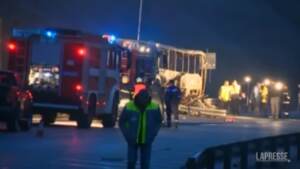 Bulgaria, autobus si schianta e prende fuoco: 45 morti