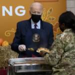 Usa, Biden celebra il ‘friendsgiving’ con i militari in North Carolina