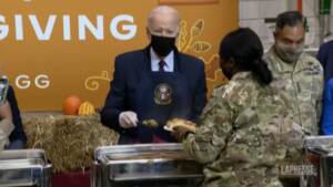 Usa, Biden celebra il ‘friendsgiving’ con i militari in North Carolina