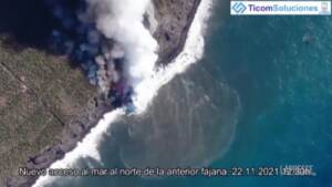 La Palma, la lava del vulcano cade nell’Oceano per la terza volta