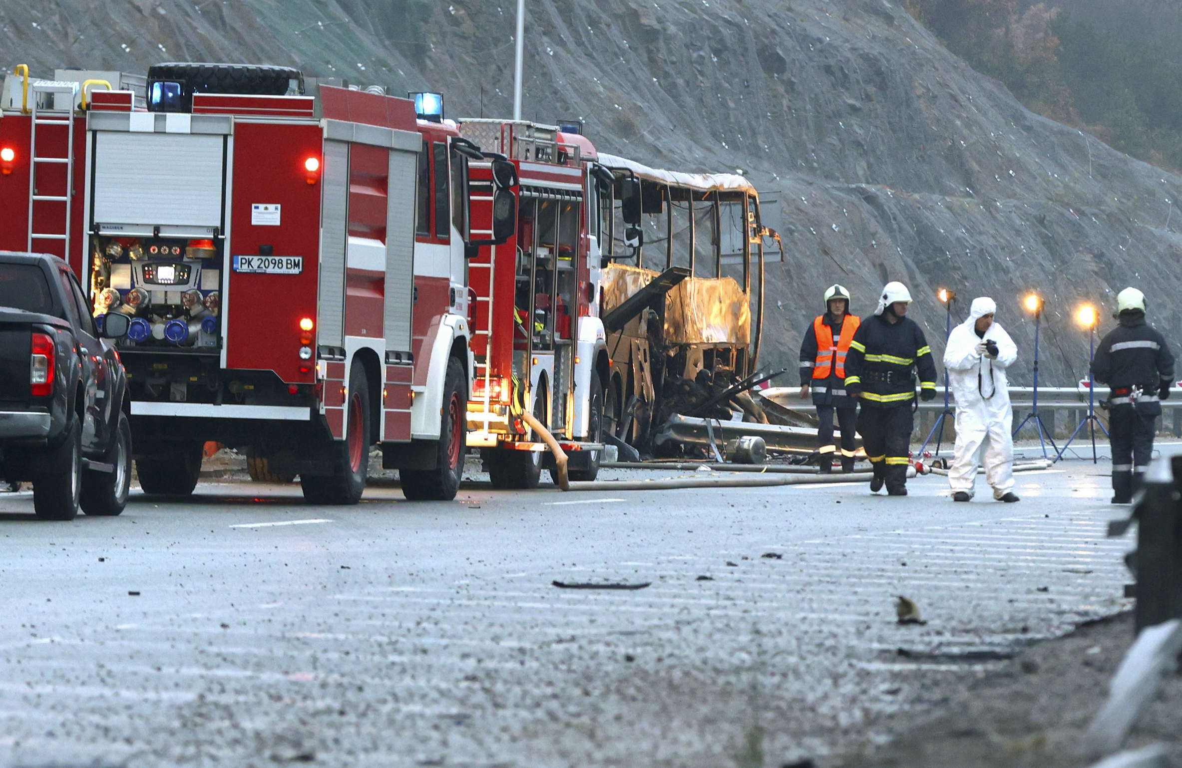 Bulgaria, bus turistico si schianta e prende fuoco: 45 morti, anche 12 bambini
