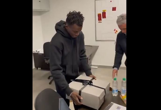 Mourinho e il regalo a Felix, peccato per la frase sulle banane fuori campo. Ma l’attaccante chiarisce: “Non mi sono sentito offeso” Mourinho e il regalo a Felix, peccato per la frase sulle banane fuori campo. Ma l’attaccante chiarisce: “Non mi sono sentito offeso”