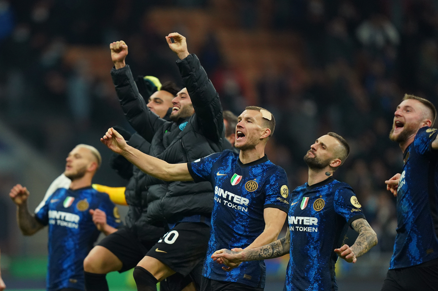Champions: doppietta Dzeko allo Shakhtar. L’Inter vola e vede gli ottavi
