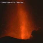 Canarie, continua l’eruzione del vulcano Cumbre Vieja: le evocative immagini notturne