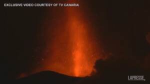Canarie, continua l’eruzione del vulcano Cumbre Vieja: le evocative immagini notturne