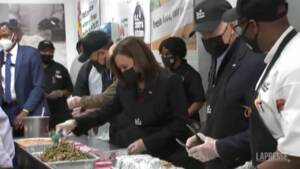 Usa, Biden e Harris preparano il pasto del Ringraziamento per i poveri