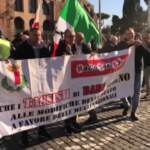 Tassisti in piazza contro ddl concorrenza: “Il governo ci ha dato uno schiaffo in faccia”
