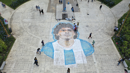 25 novembre 2020 – Un anno fa ci lasciava Diego Armando Maradona | Le immagini del lutto