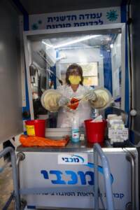 Covid test e vaccini per le strade di Tel Aviv