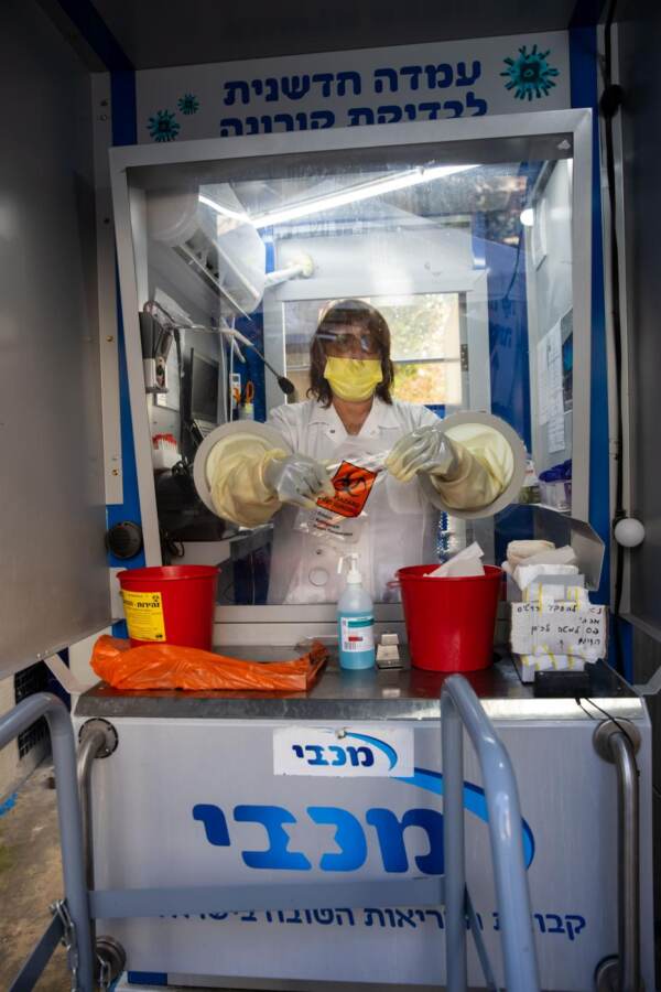 Covid test e vaccini per le strade di Tel Aviv
