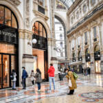 Milano: mascherine all’aperto in centro nel periodo natalizio. Boom di classi in quarantena in Lombardia