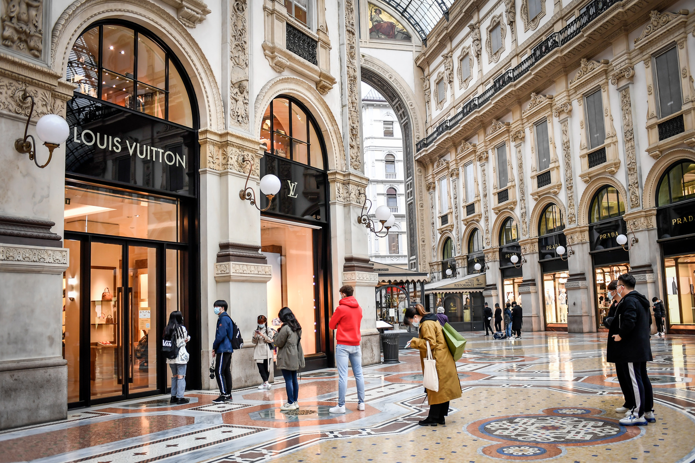Milano: mascherine all’aperto in centro nel periodo natalizio. Boom di classi in quarantena in Lombardia Milano: mascherine all’aperto in centro nel periodo natalizio. Boom di classi in quarantena in Lombardia