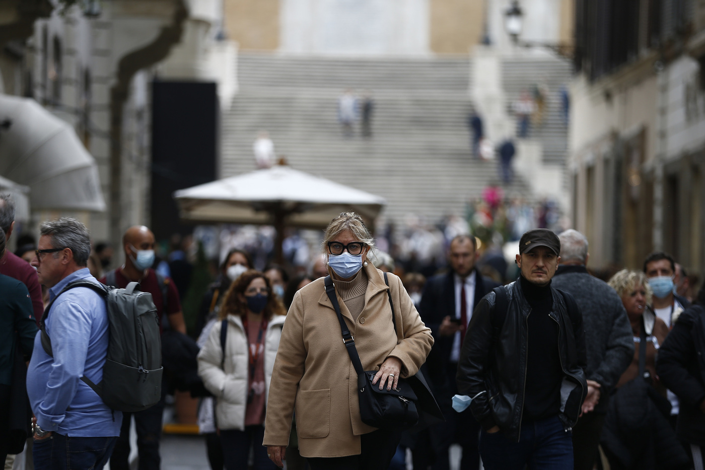 Covid: in Italia oltre 13mila casi in 24 ore, boom quarantene a scuola Covid: in Italia oltre 13mila casi in 24 ore, boom quarantene a scuola