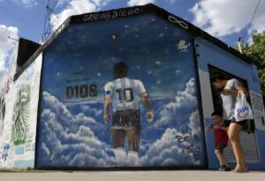 Maradona un anno dopo. Tra film statue e rivelazioni choc