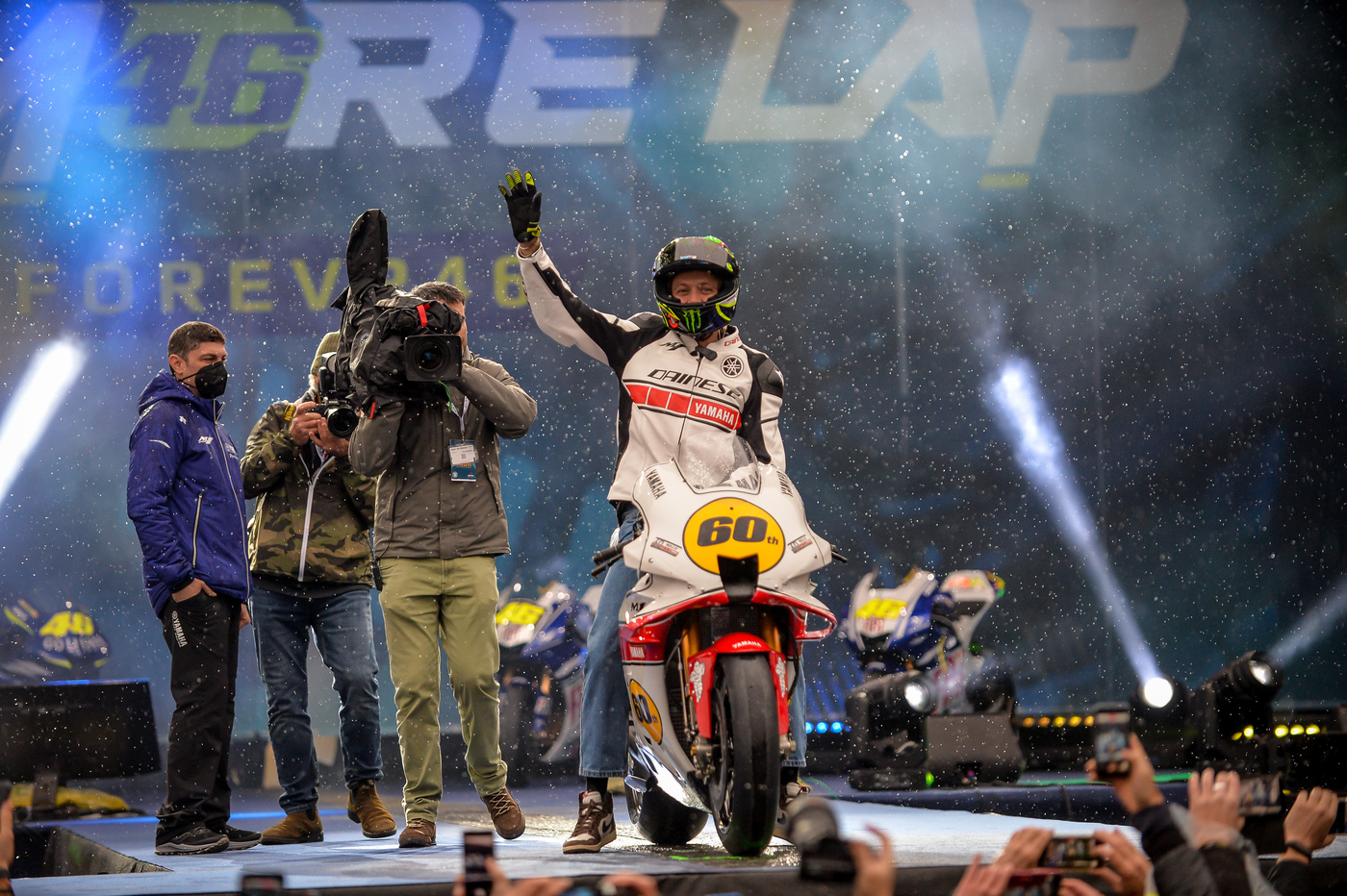 MotoGp, Rossi saluta tifosi all’Eicma: “Da neo papà non mi annoierò” MotoGp, Rossi saluta tifosi all’Eicma: “Da neo papà non mi annoierò”