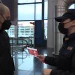 Violenza donne, a Fiumicino opuscoli e braccialetti per sensibilizzare i passeggeri