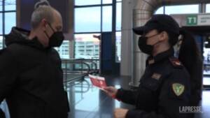 Violenza donne, a Fiumicino opuscoli e braccialetti per sensibilizzare i passeggeri
