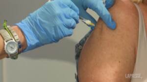 Covid, italiani alle prese con la terza dose di vaccino: “Un po’ di paura c’è”