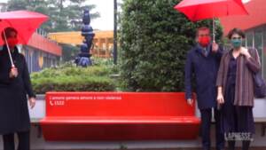 Violenza donne: a Milano inaugurata una nuova panchina rossa