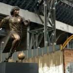 Anniversario morte Maradona, una statua per il campione allo stadio di Napoli