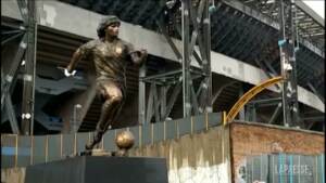 Anniversario morte Maradona, una statua per il campione allo stadio di Napoli
