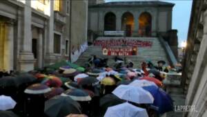 Roma, i movimenti di lotta per la casa in protesta al Campidoglio