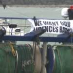 Pescatori francesi bloccano il traffico dei traghetti nella Manica