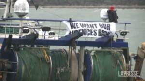 Pescatori francesi bloccano il traffico dei traghetti nella Manica