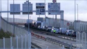 Brexit: pescatori francesi bloccano accesso a tunnel Manica, lunga fila di camion in coda