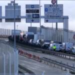 Brexit: pescatori francesi bloccano accesso a tunnel Manica, lunga fila di camion in coda