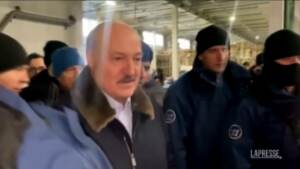 Bielorussia: Lukashenko visita migranti al confine