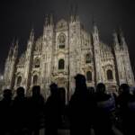 No Green Pass,  un centinaio di manifestanti in piazza Duomo a Milano, la polizia interviene