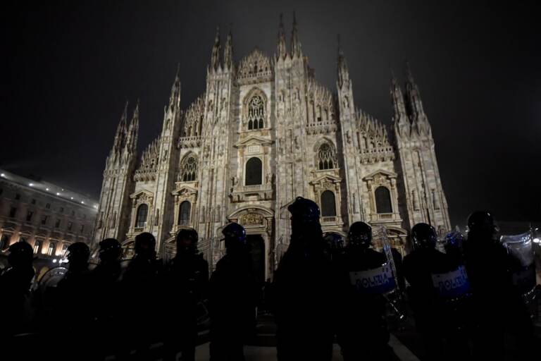 Milano, manifestazione No Greenpass in Piazza Duomo