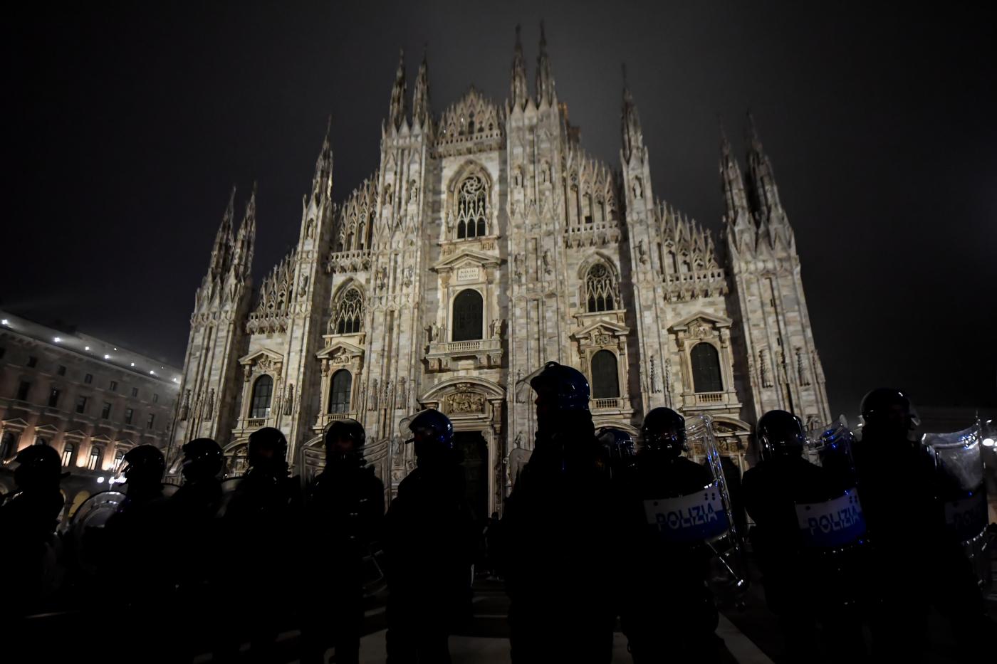 No Green Pass, un centinaio di manifestanti in piazza Duomo a Milano, la polizia interviene No Green Pass, un centinaio di manifestanti in piazza Duomo a Milano, la polizia interviene