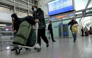 Iraq, migranti iracheni arrivano all'aeroporto di Irbil