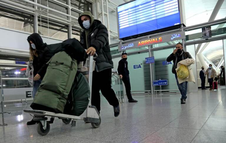 Iraq, migranti iracheni arrivano all'aeroporto di Irbil