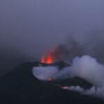 Canarie, Cumbre Vieja senza sosta: fumo, cenere e lava ricoprono le zone intorno al cratere