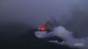 Canarie, Cumbre Vieja senza sosta: fumo, cenere e lava ricoprono le zone intorno al cratere
