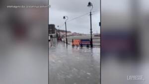 Regno Unito colpito dalla tempesta Arwen: venti a 160 km/h, almeno due morti