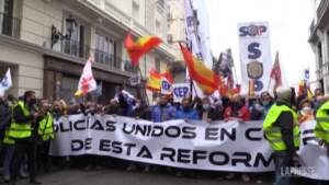 Spagna, legge sulla sicurezza: protesta di migliaia di poliziotti a Madrid