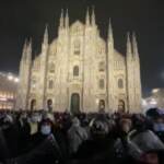No Green Pass a Milano, un centinaio di manifestanti in Piazza Duomo