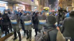 No Green Pass a Milano, tensioni tra manifestanti e polizia in via Torino