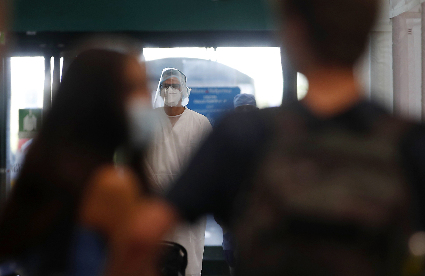 Covid: screening su passeggeri in volo con primo caso Omicron in Italia. Speranza: “Numeri in Europa allarmanti” Covid: screening su passeggeri in volo con primo caso Omicron in Italia. Speranza: “Numeri in Europa allarmanti”