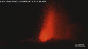 La Palma, continua l’eruzione del vulcano Cumbre Vieja: le evocative immagini notturne