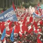 Perù, in migliaia per le strade di Lima: chiedono impeachment del presidente Castillo