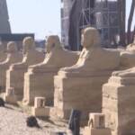Egitto, foto e selfie lungo il viale delle Sfingi: turisti affollano Luxor