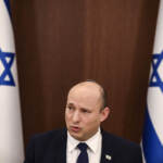 Allerta per la variante Omicron, anche Israele chiude le frontiere. Casi accertati in Olanda, Danimarca e Germania