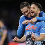 Napoli travolgente, poker alla Lazio e primo posto solitario