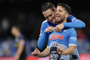 Napoli travolgente, poker alla Lazio e primo posto solitario
